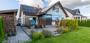 Piękny dom z własną linią brzegową