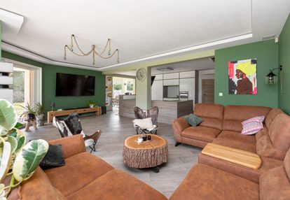 Piękna rezydencja wśród lasów i pól