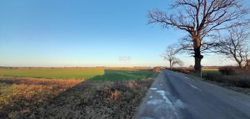 1,09 ha koło brzegu dolnego przy drodze asfaltowej