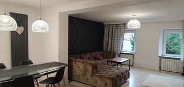 Dom w pobliżu centrum głuszycy.