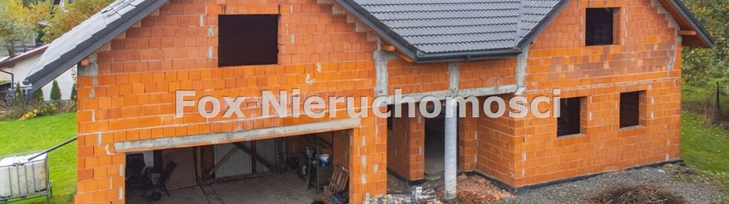 Duży luksusowy dom w stanie surowym otwartym