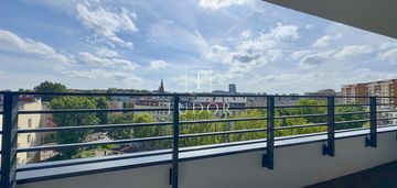 Widok na panoramę szczecina i wielkomiejski styl