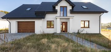 Nowoczesny dom w otoczeniu jeziora i lasu