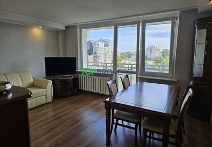 Rozkładowe 3 pokoje z oddzielną kuchną. metro.