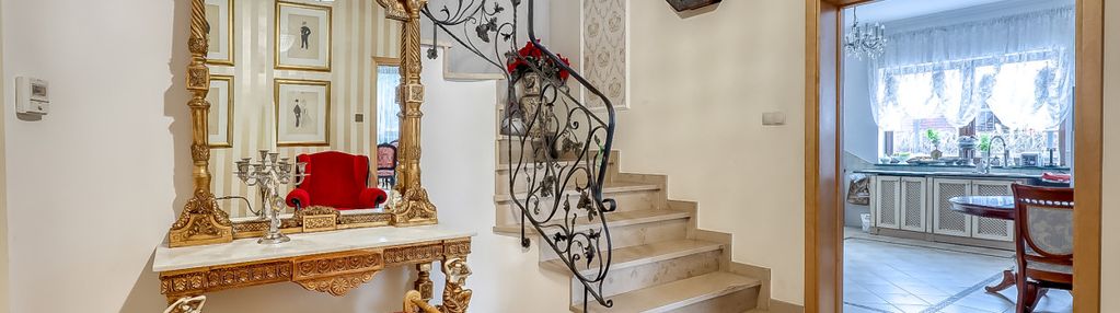 Piękny rozkładowy dom obok stacji wkd opacz