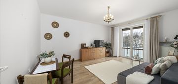 Klimatyczna kawalerka na ochocie w bloku z cegły