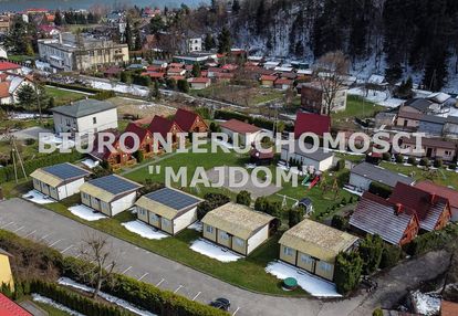 Domki nad jeziorem żywiedzkim i pod górą żar.