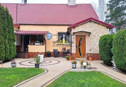 Dom szeregowiec przy ścianie lasu, po remoncie