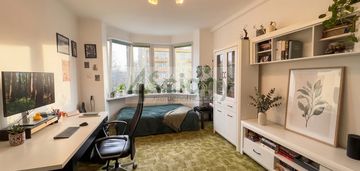 Jednopokojowe, słoneczne z oddzielną kuchnią.