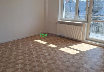 Przestronne trzy pokoje bez mebli, dwie piwnice