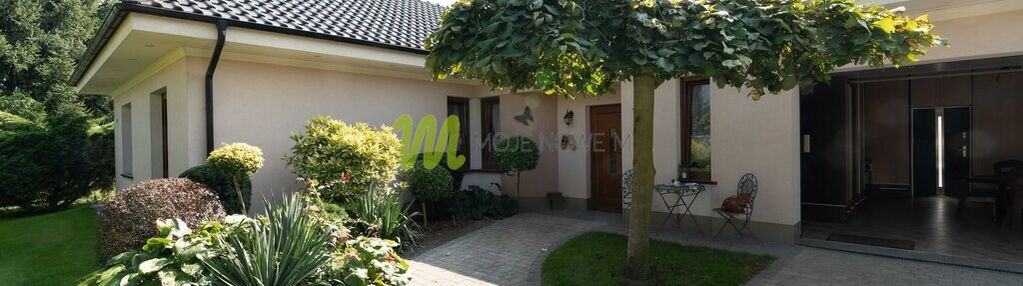 Parterowy z dużymi oknami i podwójnym garażem