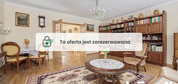 Duży, narożny dom w cichej okolicy