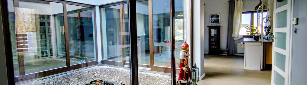 Dom z solarnym atrium