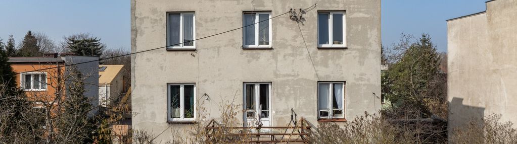 Dom podzielony na trzy niezależne mieszkania