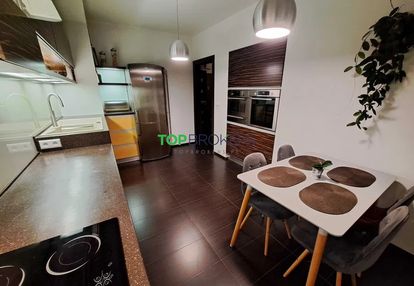 Przestronne 5 pokoi z osobną kuchnią, dwa garaże