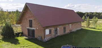 Ceglana stodoła z nowym dachem i projektem na mieszkania w waplewie