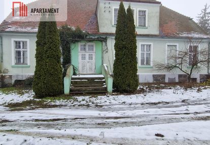 Dom w stylu dworkowym z dużą działką