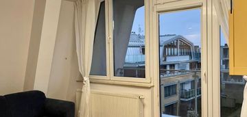 Komfortowe mieszkanie z balkonem w bloku z windą na prądniku białym