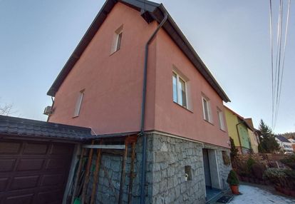Funkcjonalny dom osobnym mieszkaniem na parterze