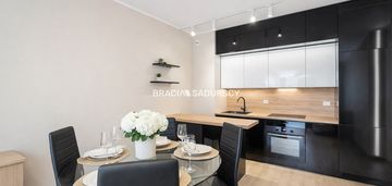 Wygodny nowoczesny apartament w centrum.