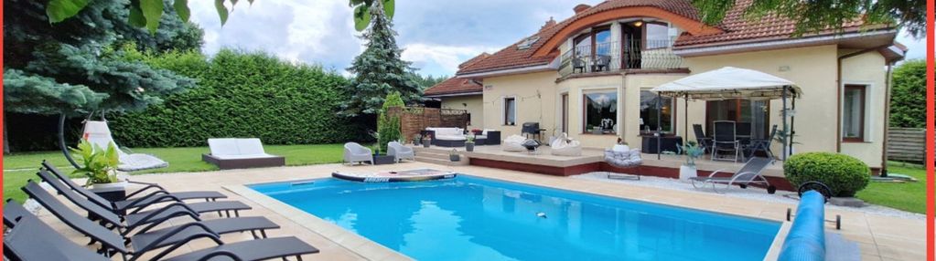 Dom w stylu dworkowym z basenem