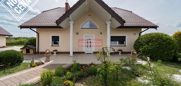 Wolnostojący, do wejścia, zagospodarowana działka