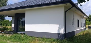 Nowy dom parterowy z antresolą.