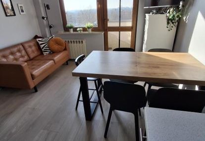 Salon z aneksem kuch. i balkonem w wielkiej płycie.