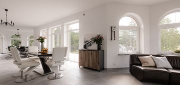 Willa na dużej działce przy lesie.