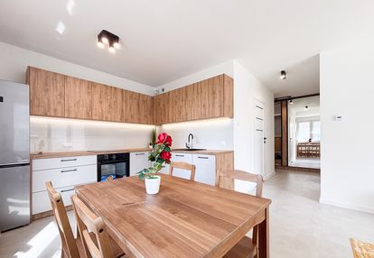 Komórka lokatorska, miejsce parkingowe, umeblowane