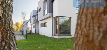 Nowy, narożny do zamieszkania z dużym ogrodem