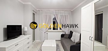 2 oddzielne pokoje z balkonem na gumieńcach.