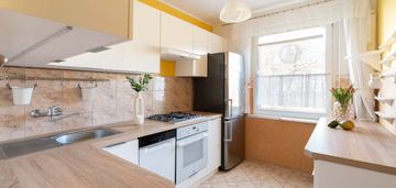 Pierwsze pietro i 3 pok i pow. 65,6 m2 i balkon