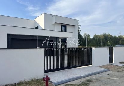 Modernistyczny / ogromne przeszklenia / nowy