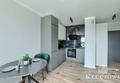 Osiedle akademickie, m. postojowe w cenie.