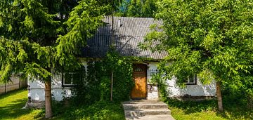 Siedlisko w potoku 3,78 ha z domkiem wokół lasów