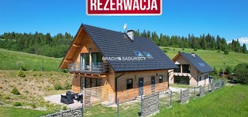 Dwa drewniane domy z czterema lokalami