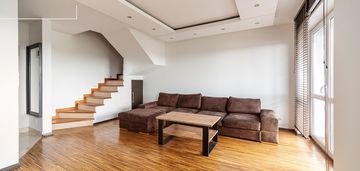 Dwupoziomowe mieszkanie z garażem i 2 balkonami