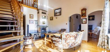 Dom z ogrodem, basenem i kominkiem w wawrze,