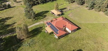 Dom bezemisyjny w cichej okolicy.