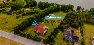 Posiadłość z dużą działką przy linii brzegowej