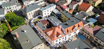 Kamienica: mieszkania, 2 lokale usługowe, 3 garaże