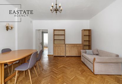 Kameralny, 2-piętrowy blok obok kampinosa