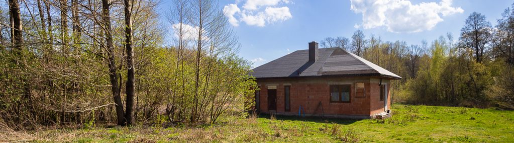 W stanie deweloperskim, na działce o pow. 3 490 m2