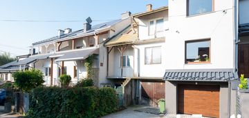 Segment z ogrodem w spokojnej okolicy na klinach