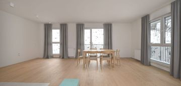 Przestronne mieszkanie z widokiem na zieleń.