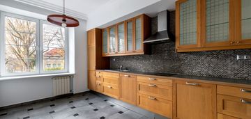 Metro, kamienica, po malowaniu