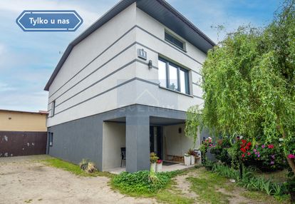 Dom wolnostojący/ herby