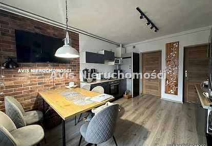 Do mieszkania przynależy garaż oraz ogródek.