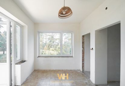 Dom wolnostojący w otoczeniu drzew. zakroczym.